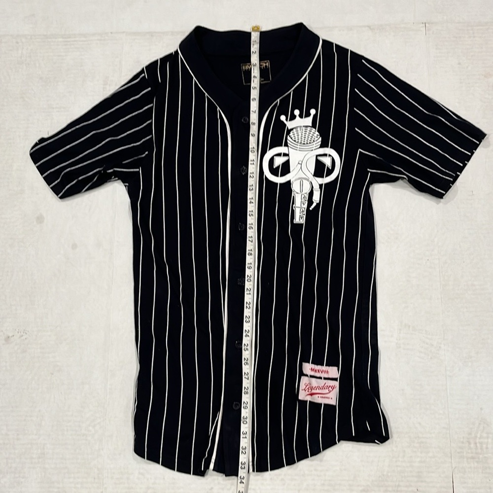 Switch Remarkable Legendary Black & White Pinstriped Shirt with Logo.    SIZE L - Picture 8 of 11